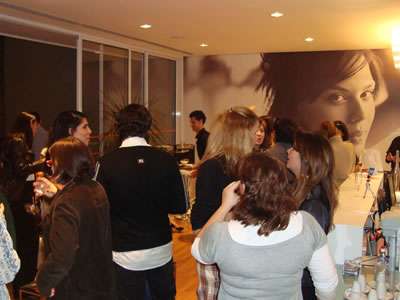 Julia Petit e SkinMax Convida 